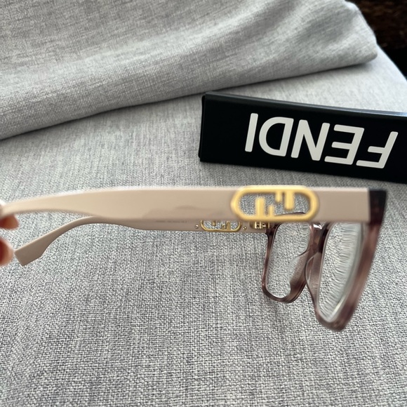 Fendi glassing with a reading lens. Brand new and never warn. - Picture 3 of 4